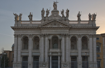 Fototapeta na wymiar Vista della facciata della Basilica di San Giovanni in Laterano o Cattedrale di Roma, della diocesi di Roma. È la prima delle quattro basiliche papali maggiori e la più antica e importante.