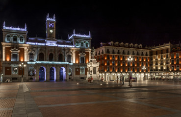 Fototapeta na wymiar Plaza Mayor de valladolid por noche
