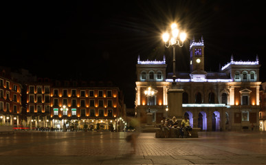 Fototapeta na wymiar Niña fantasma en plaza mayor de Valladolid por la noche