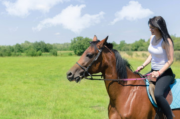 Obraz premium woman jockey training the horse on field
