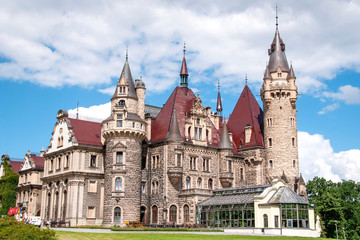 Fototapeta na wymiar Bajkowy zamek z oranżerią.
