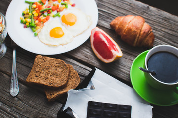 Coffee in a green mug on wooden surface