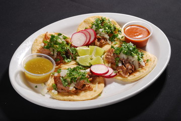 4 street Tacos carne, cilantro, cebolla, limon, salsa roja y verde y rabanos	