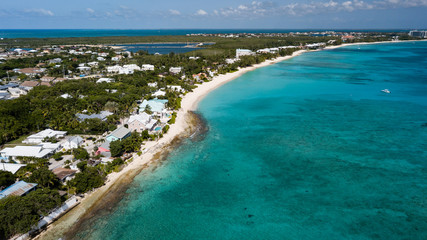 Luftaufnahme des Seven Mile Beach auf Grand Cayman (BWI)