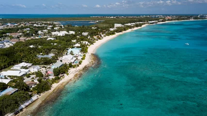 Foto op Plexiglas Seven Mile Beach, Grand Cayman Luchtfoto van Seven Mile Beach op Grand Cayman (BWI)