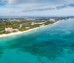 Luchtfoto van het tropische koraalrif en het zeven mijl lange strand van het eiland Grand Cayman