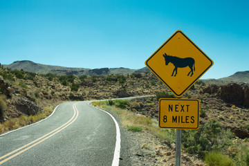 Route 66 Donkey Crossing Sign / Route 66 Rocky Desert Road avec Donkey Crossing Sign Photo libre de droits