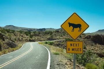 Cercles muraux Route 66 Route 66 Donkey Crossing Sign / Route 66 Rocky Desert Road avec Donkey Crossing Sign Photo libre de droits