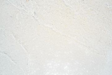 Obraz premium Soft waves with foam blue ocean sea on a golden sunny sandy beach at the summer vacation rest.