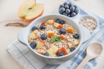 Joghurt mit Müsli und Beeren 