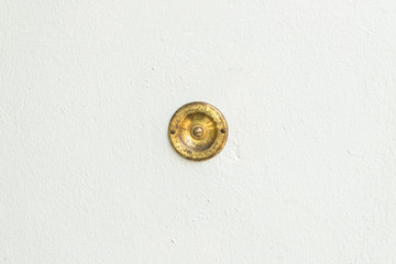 Alte Haustürklingel an einer Hauswand