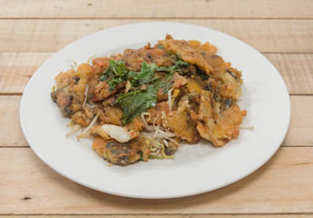 oysters fried in egg batter (Hoi Tod) on plate