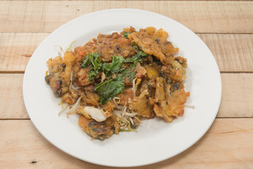 oysters fried in egg batter (Hoi Tod) on plate