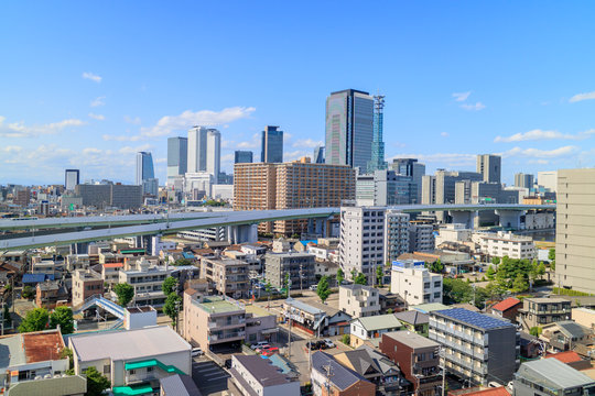 青空と雲と名古屋の街並み