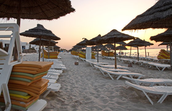 пляж на закате Тунис 