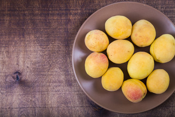 Naklejka na ściany i meble Apricots in a plate
