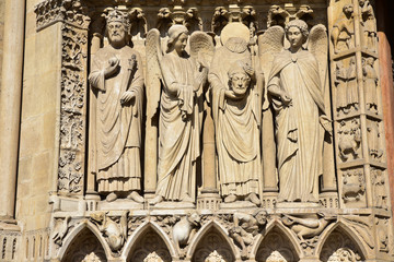 Statue céphalophore de Saint-Denis à Notre-Dame à Paris, France