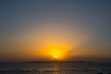 夕焼け　沖縄の海