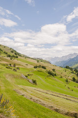 Guarda, Dorf, Bergdorf, Kirche, Engadin, Unterengadin, Felder, Landwirtschaft, Bergbauer, Nationalpark, Via Engiadina, Alpen, Sommer, Graubünden, Schweiz