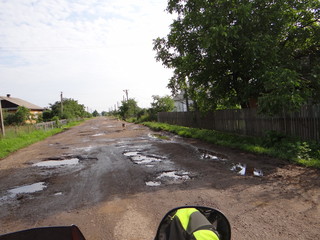 Dorfstraße in den ukrainischen Karpaten © Stephan