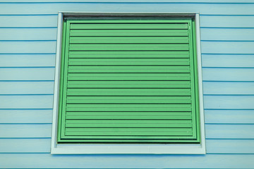 fenêtre jalousie métallique verte, fond bardage bois bleu I