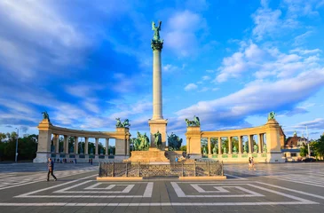 Photo sur Plexiglas Budapest Monument du Millénaire sur la Place des Héros. Visages flous et méconnaissables des gens. Est l& 39 une des attractions les plus visitées des places de Budapest à Budapest, en Hongrie.