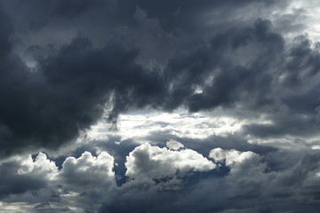 Gewitterwolken schieben sich vor die Sonne