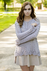 Fototapeta premium The woman poses in the early fall