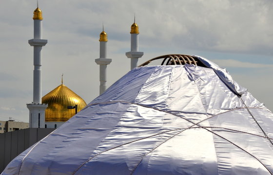 Jurte in der Innenstadt von Astana mit der Nur-Astana-Moschee im Hintergrund