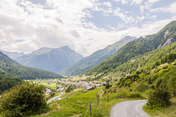 Lavin, Dorf, Bergdorf, Engadin, Unterengadin, Nationalpark, Via Engiadina, Wanderweg, Feldweg, Graubünden, Alpen, Schweizer Berge, Sommer, Schweiz