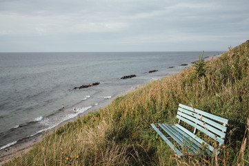 Bank an der Küste mit Meerblick