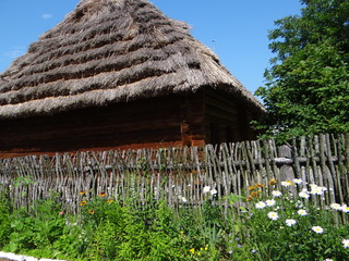 Holzhaus im Garten des Iwan-Franko-Geburtshauses in Nahujewytschi, Ukraine