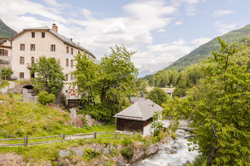 Lavin, Dorf, Kirche, Bergbach, Lavinuoz, Engadin, Unterengadin, Nationalpark, Wanderweg, Alpen, Schweizer Berge, Graub&uuml;nden, Sommer, Schweiz