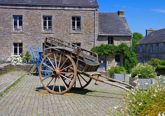 Fototapeta na wymiar das mittelalterliche Dorf Locronan in der Bretagne alte Wagen, Frankreich - medieval village of Locronan and old wains , Brittany