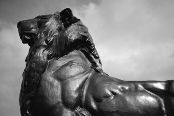 Statua di bronzo di leone dal Monumento a Colombo, Barcellona, Spagna