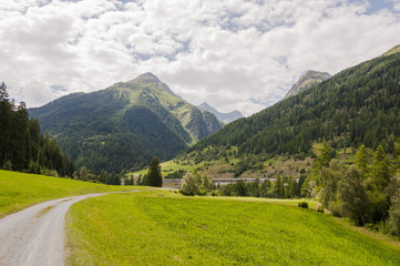 Susch, Inn, Fluss, Wanderweg, Feldweg, Engadin, Unterengadin, Alpen, Fl&uuml;elapass, Autozug, Nationalpark, Graub&uuml;nden, Sommer, Schweiz