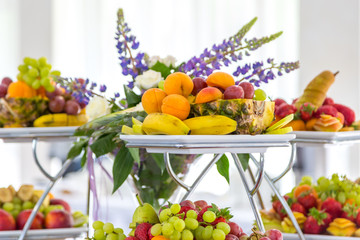 Fototapeta na wymiar sliced fruit on the buffet table. Healthy food and tasty fruit