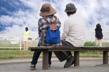 ベンチ 休憩 老夫婦