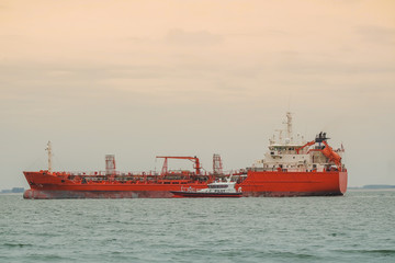 Tanker mit Begleitboot 
