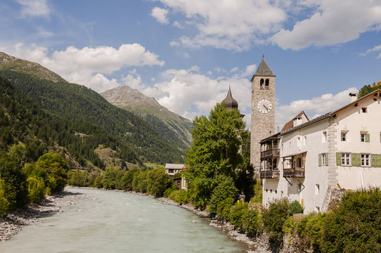 Susch, Dorf, Engadin, Unterengadin, Inn, Fluss, Kirche, Alpen, Fl&uuml;elapass, Passstrasse, Bergstrasse, Wanderweg, via Engiadina, Graub&uuml;nden, Sommer, Schweiz