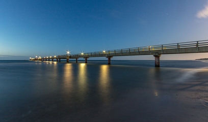 Fototapeta na wymiar seebrücke prerow bei nacht
