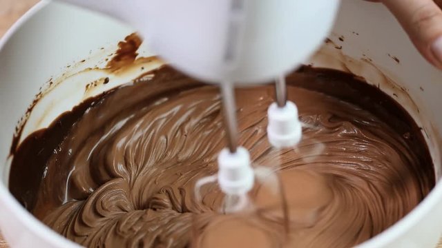 Beat with a mixer chocolate cream .Cook mixing and preparing chocolate cream.