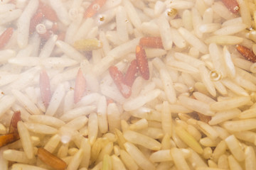 Brown rice and red rice in water