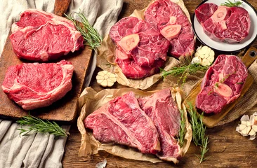 Crédence de cuisine en verre imprimé Viande Raw beef meat on a dark wooden board.