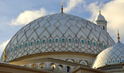 Spitze des Minaretts und der Kuppel der Hazrat-Sultan-Moschee in Astana vor blauem Himmel mit...
