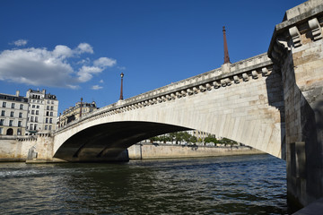 Fototapeta premium Ile Saint-Louis et pont de la Tounelle à Paris en été, France