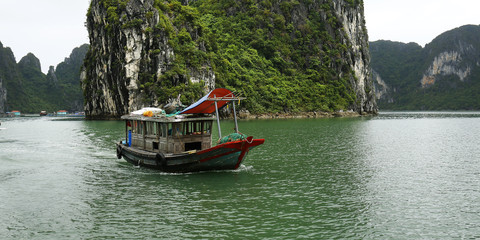 boat in ha long bay