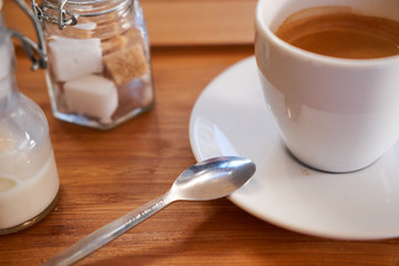 Tazza di espresso con zucchero e cucchiaino