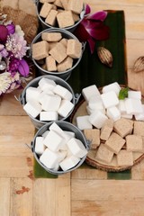 Cane sugar cubes and white sugar cubes