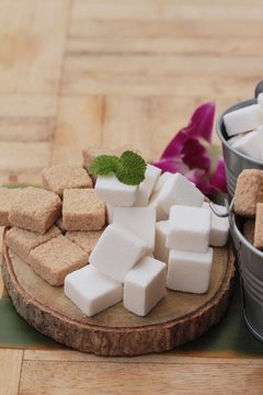 Cane sugar cubes and white sugar cubes